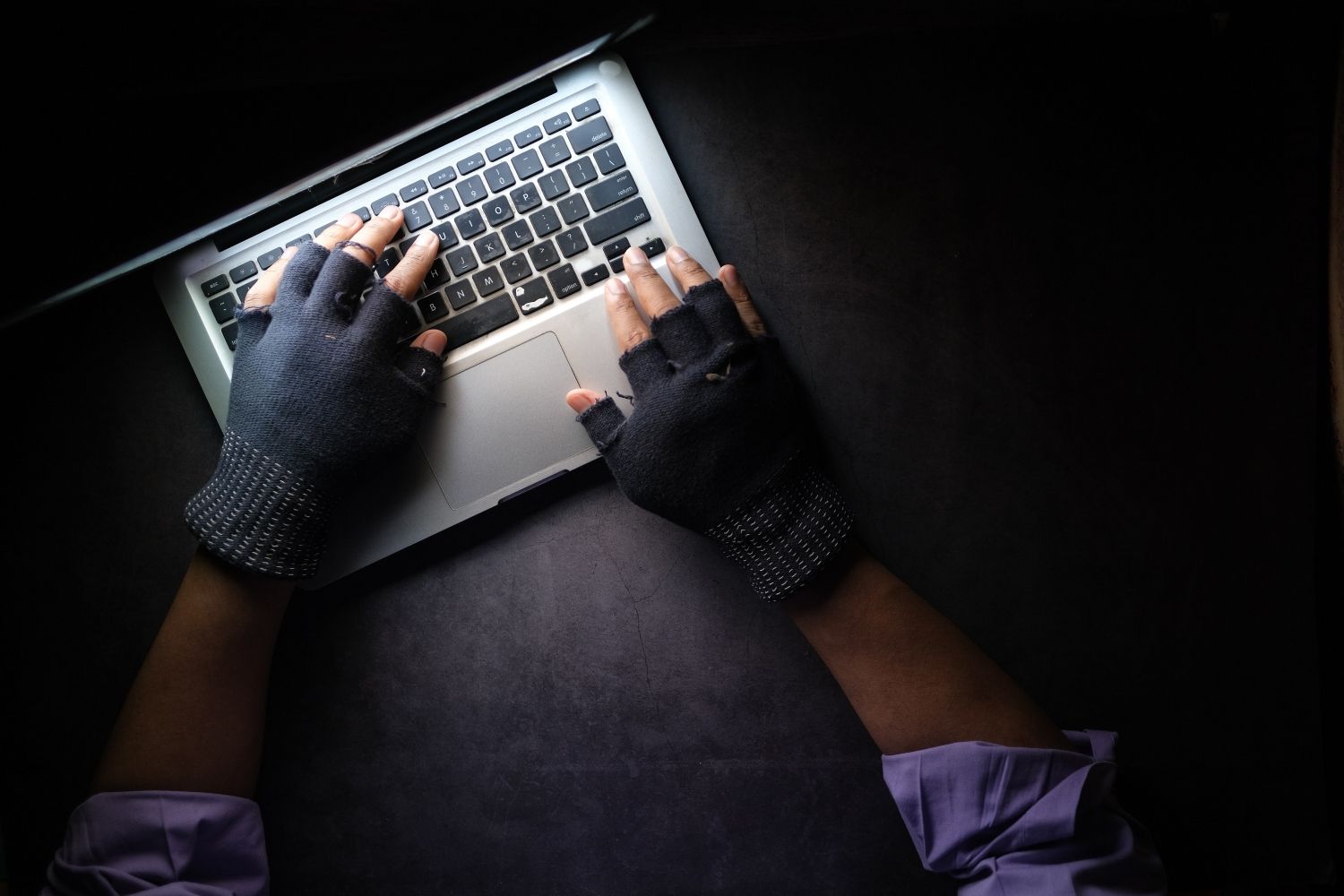 Estafa de Geek Squad: Cómo funciona y cómo protegerse de ella